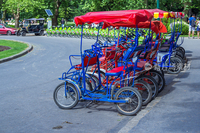 五颜六色的四轮自行车-布达佩斯城市公园的步行车辆