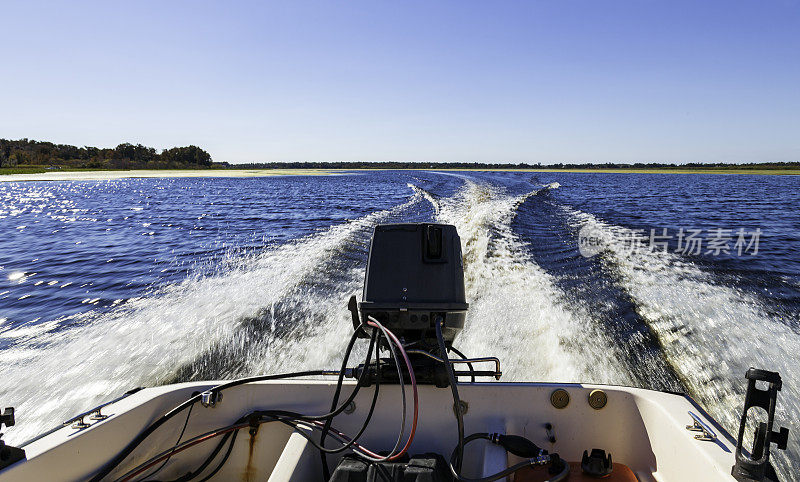 赛车穿过佛罗里达州基西米附近的“Toho”湖，到达佛罗里达州基西米附近的完美钓鱼地点