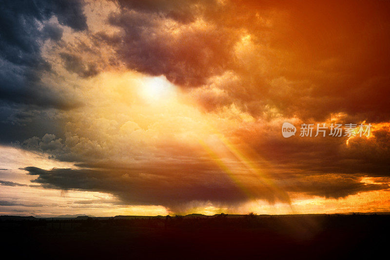 沙漠公路雷雨