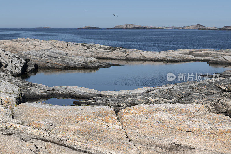 挪威西部卑尔根市附近的岩石海滩