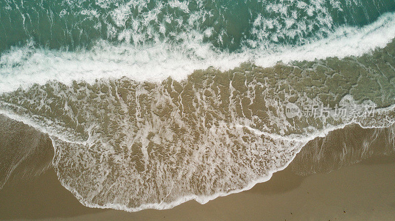 上图的蓝绿色海浪横扫棕榈滩，佛罗里达海岸