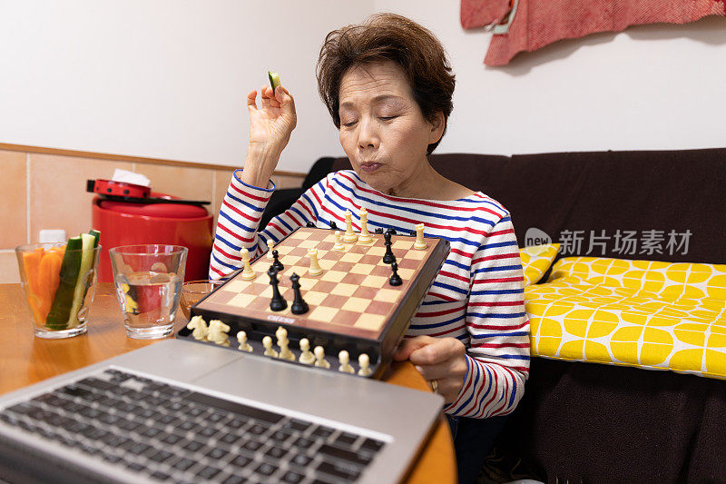 老女人在视频通话下象棋