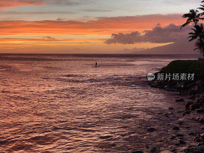 毛伊岛的日落海岸线