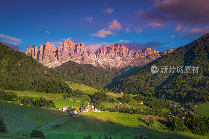 意大利阿尔卑斯山Dolomites，田园诗般的圣玛格达莱纳风景和日落教堂