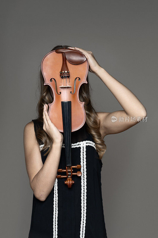 面前放着小提琴的女人