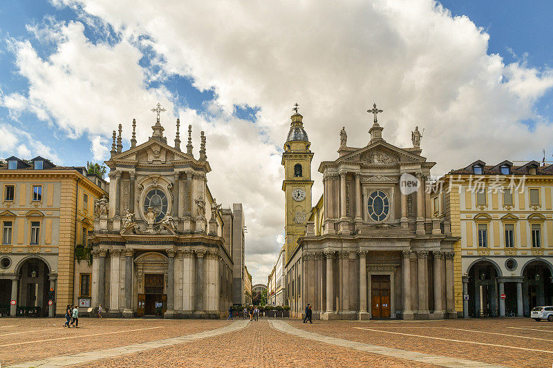 巴洛克风格的圣克里斯蒂娜和圣卡罗博罗梅奥双子教堂，靠近圣卡罗广场的南部边缘，都灵，皮埃蒙特，意大利