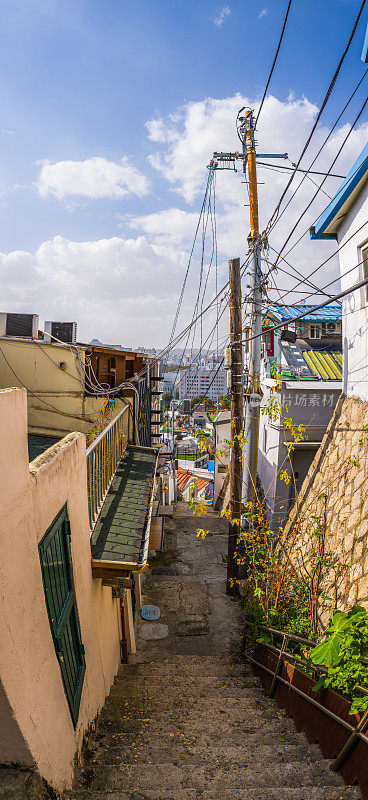 沿着狭窄的住宅小巷走到韩国首尔以外的城市