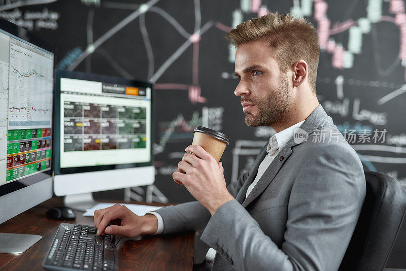 获取你的财力。成功交易员的肖像，一边看一边喝咖啡，而坐在办公室的多个显示器前。背景中满是数据分析的黑板。
