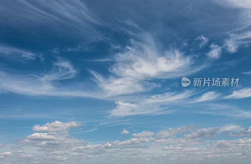 夏日蔚蓝的天空映衬着各种各样的云