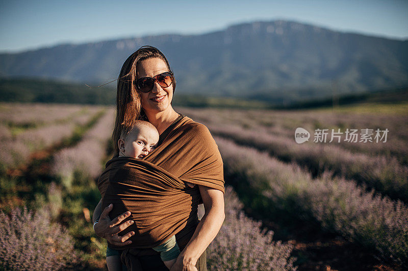 母亲和她的宝贝儿子在薰衣草地里快乐地玩耍