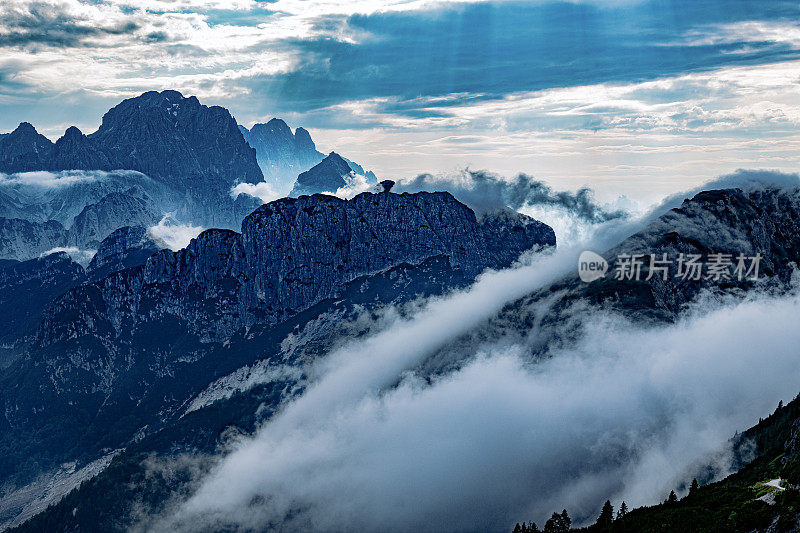 从芒加特山看Montaž和Viš，意大利阿尔卑斯山，Primorska，朱利安阿尔卑斯山，斯洛文尼亚，欧洲山脉的山脊和山峰的层层剪影