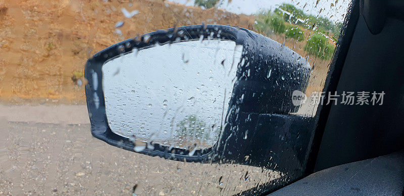 雨天车窗上有水渍。雨天车外的雨滴。