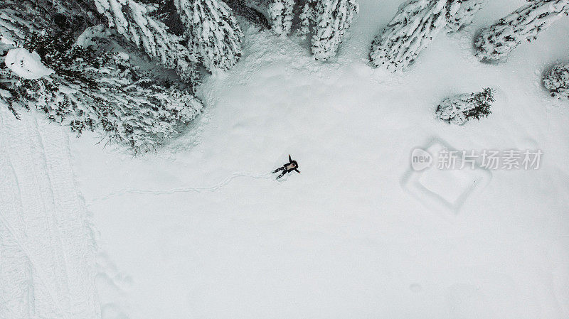 无人机拍摄的一个男人在做雪天使