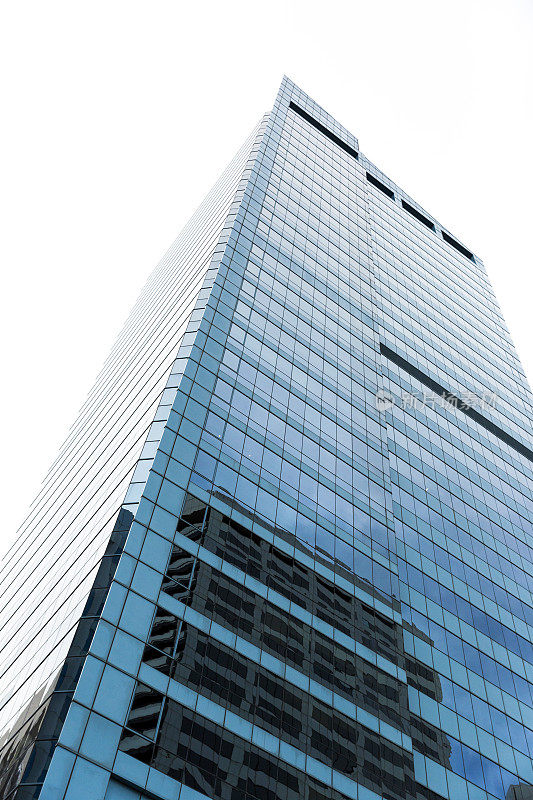 低角度视角的现代办公大楼，摩天大楼，白色背景与拷贝空间