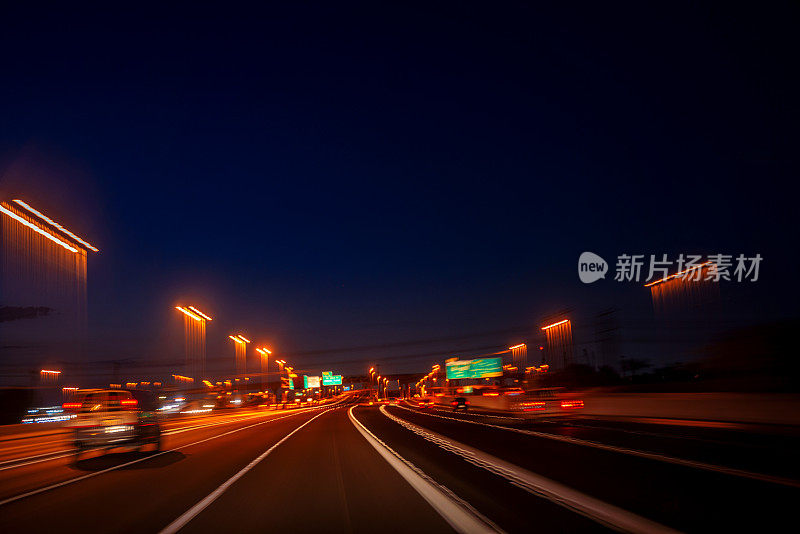 夜间在高速公路上超速行驶