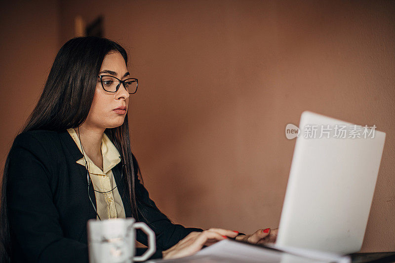 一个女人在用笔记本电脑打视频电话