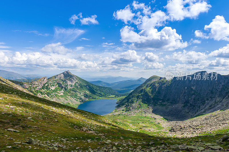 针叶林。西伯利亚。天山景湖上。