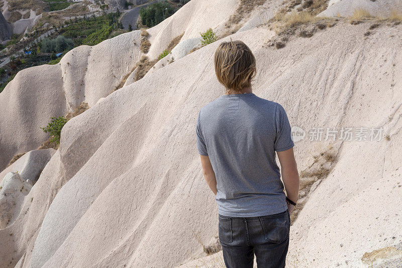 年轻人早晨徒步穿越沙丘