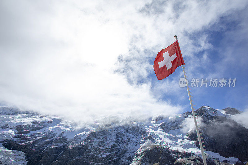 风景瑞士国旗在阳光明媚的瑞士阿尔卑斯山