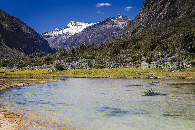布兰卡Cordillera的Llanganuco湖，安第斯山脉的斯诺卡什，秘鲁