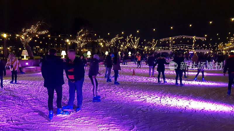 人们在荷兰阿姆斯特丹的博物馆广场上滑冰