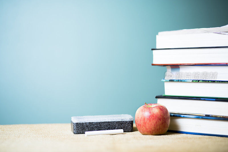 课本，橡皮，粉笔和一个苹果。
