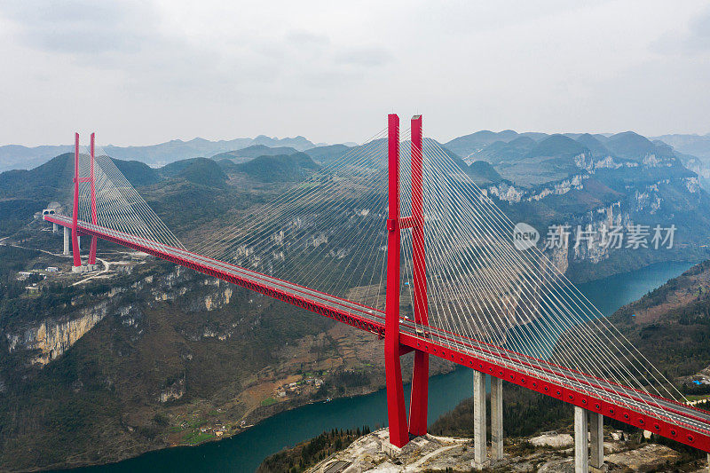 中国贵州鸭池河大桥的鸟瞰图，钢桁架和斜拉桥