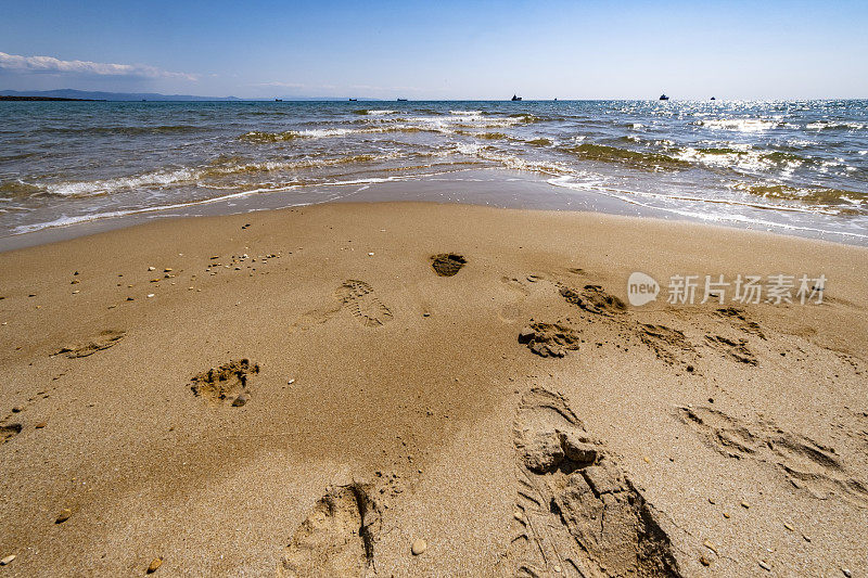 沙滩上碧绿的海水柔软的波浪。