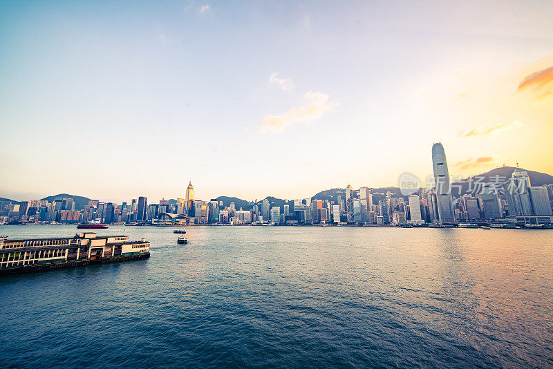 香港霓虹日落，标志性的海港摩天大楼照亮了中国的全景