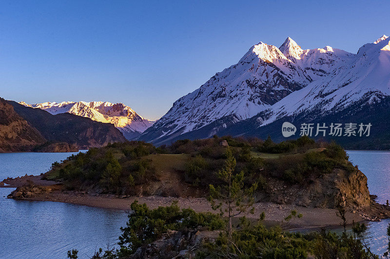 清晨，中国西藏的拉瓜措然婺湖