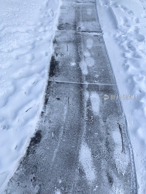 吹雪机后的冬天人行道