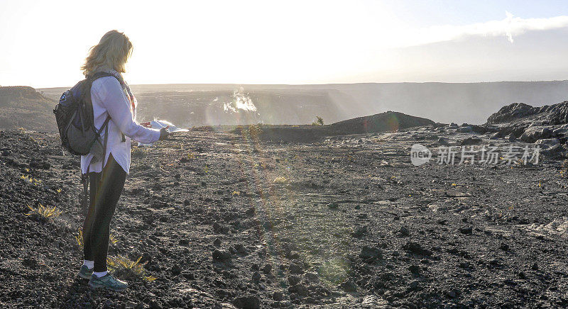 女人看着地图上的火山景观