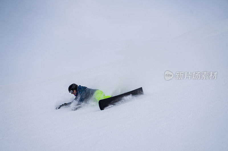 滑雪障碍运动员早上在雪坡上摔了一跤