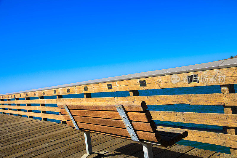 加利福尼亚州圣路易奥比斯波县历史悠久的Cayucos码头上的一张木凳
