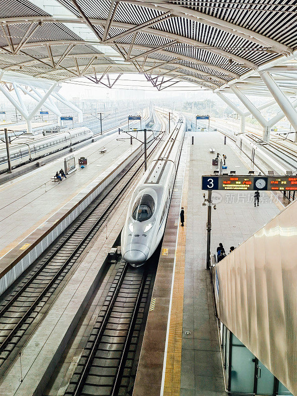 中国和谐号高速列车停靠在广州火车站站台上