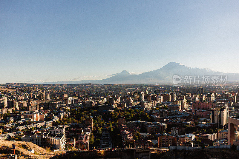 日落时的埃里温市美景，以亚拉腊山为背景