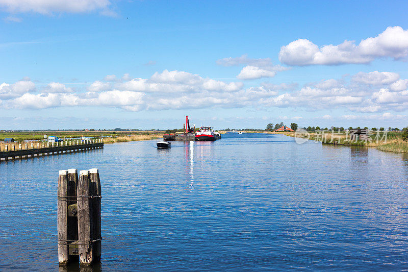 荷兰弗里斯兰:运河中的疏浚设备