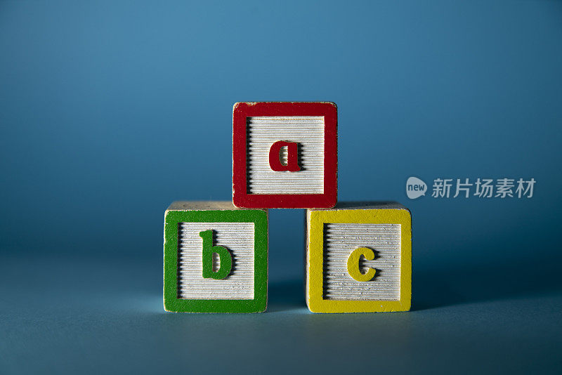 ABC字母拼在木方块上