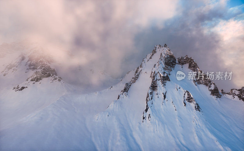 白云覆盖着雪山的山峰