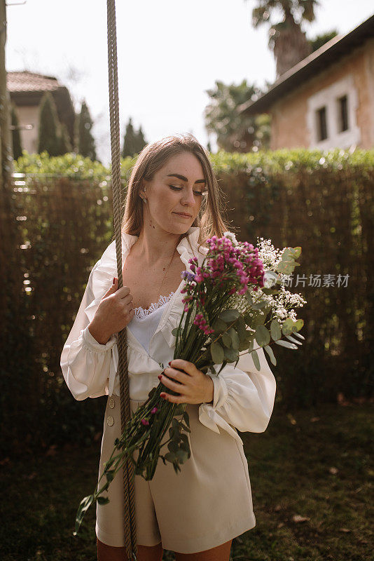 一个年轻女子手捧花束的肖像