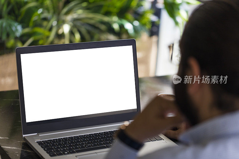 企业家使用笔记本电脑与一个空白的白色屏幕