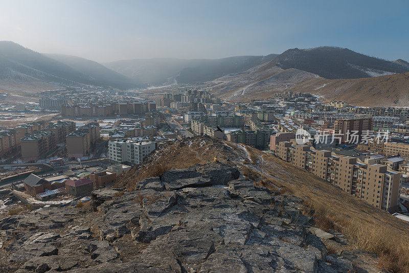乌兰巴托，蒙古——2019年1月25日:从在三山鸟瞰乌兰巴托市中心日落。
