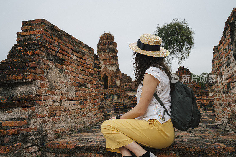 一名年轻女子在泰国大城府探索一座寺庙