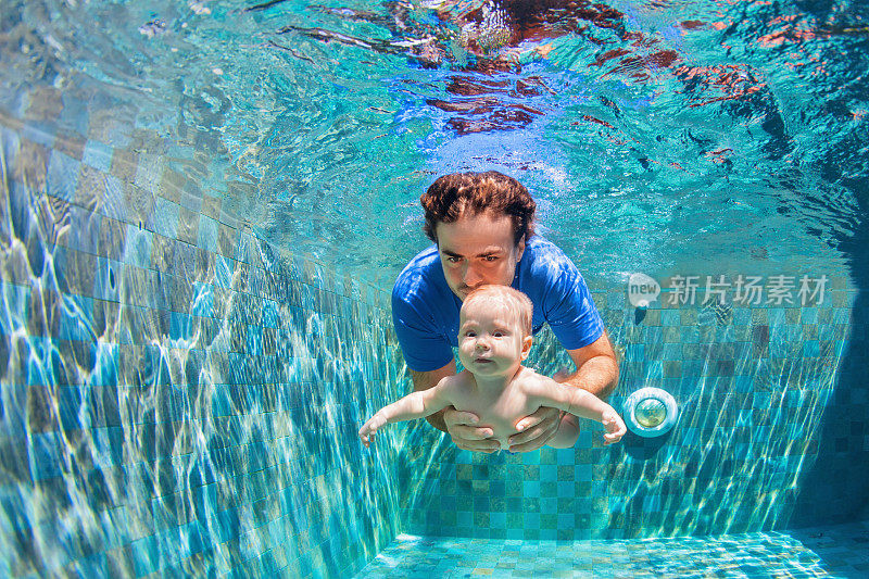 快乐的家庭潜水与乐趣在游泳池