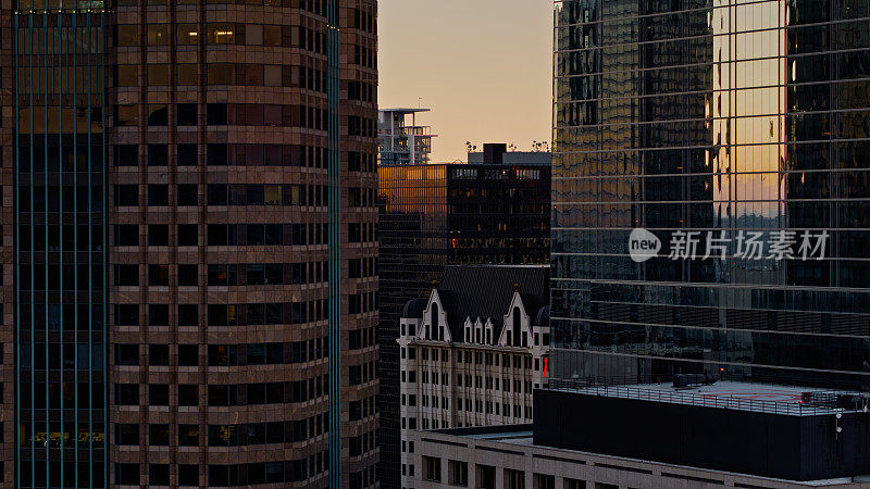 日出前的洛杉矶金融区摩天大楼-无人机拍摄