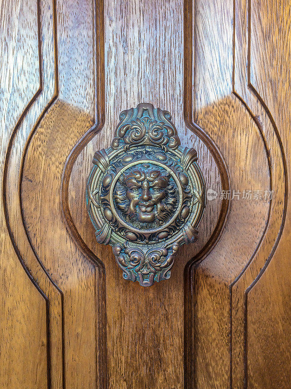 门把手像古董头在马耳他的一所房子的入口处。意大利传统的门把手。