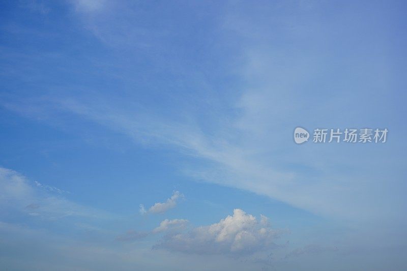 白云漂浮在清澈的蓝天上