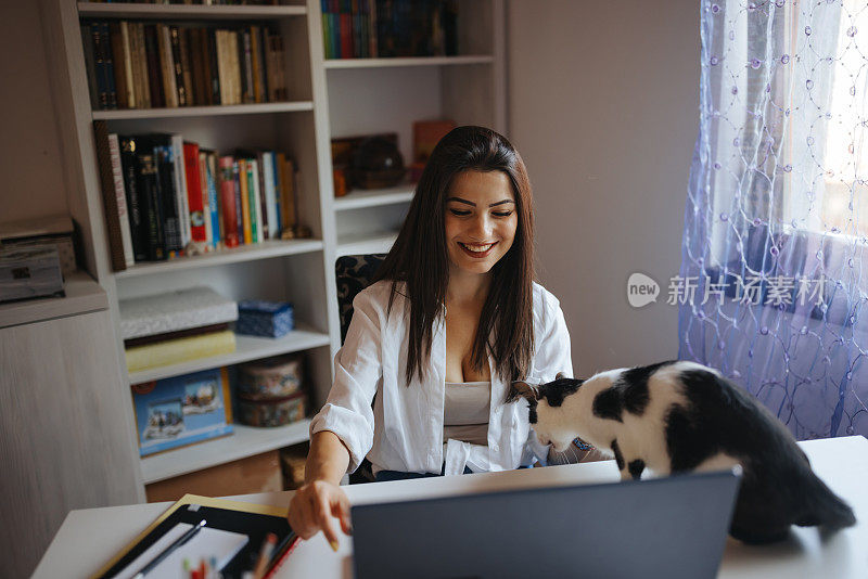 一名年轻女子在家视频通话时被她的猫打断