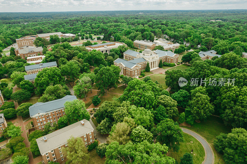 春天的大学校园上空