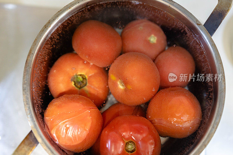 制作番茄酱:在煮锅中煮沸